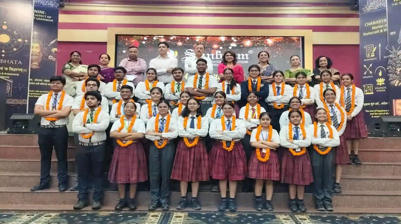वाराणसी के सनबीम शिक्षण समूह ने CBSE 12वीं परीक्षा 2026 में शानदार प्रदर्शन करते हुए 100 प्रतिशत रिजल्ट हासिल किया। 1291 विद्यार्थियों में सभी सफल रहे, जबकि 334 छात्रों ने विभिन्न विषयों में 100 में 100 अंक प्राप्त किए।