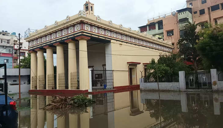Varanasi News: वाराणसी में तेलिया बाग चर्च कंपाउंड मलदहिया&nbsp;बारिश की पानी से हुआ लबालब