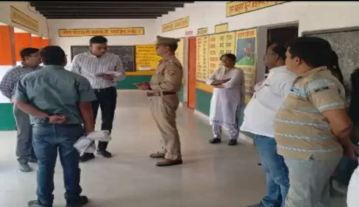 उप जिलाधिकारी राजातालाब ने संवेदनशील बूथों का किया निरीक्षण  रोहनिया।लोकसभा सामान्य निर्वाचन क्षेत्र वाराणसी के अंतर्गत 391 आराजी लाइन विकासखंड क्षेत्र के सेवापुरी विधानसभा में सोमवार को उप जिला अधिकारी राजातालाब अमित कुमार तथा खंड विकास अधिकारी सेवापुरी व खण्ड विकास अधिकारी आराजी लाइन व खंड शिक्षा अधिकारी  सेवापुरी तथा थाना प्रभारी द्वारा शाहंशाहपुर,ठठरा, मानापुर छतेरी,आषाढ़  सहित विभिन्न  संवेदनशील बूथों व मूलभूत सुविधा का निरीक्षण किया तथा  संवेदनशील व्यक्तियों के संबंध में बैठक किया।