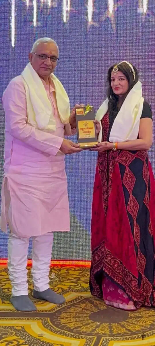 Ayodhya News: वरिष्ठ पत्रकार महेंद्र त्रिपाठी व एक्टर सिंगर कल्चर दीदी कुसुम वर्मा हुई सम्मानित 