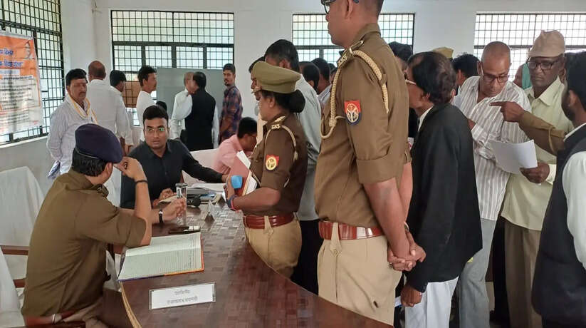 Varanasi News: सम्पूर्ण समाधान दिवस पर जिलाधिकारी व पुलिस उपायुक्त द्वारा सुनी गयी जन समस्याएं