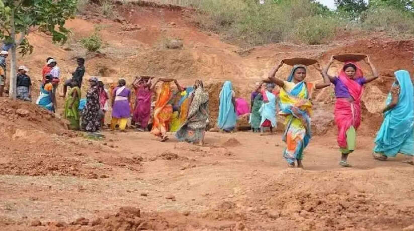 चंदौली में मनरेगा के नाम पर भ्रष्टाचार का बड़ा खेल, केवल कागजी पन्नो में चल रहा मनरेगा का काम
