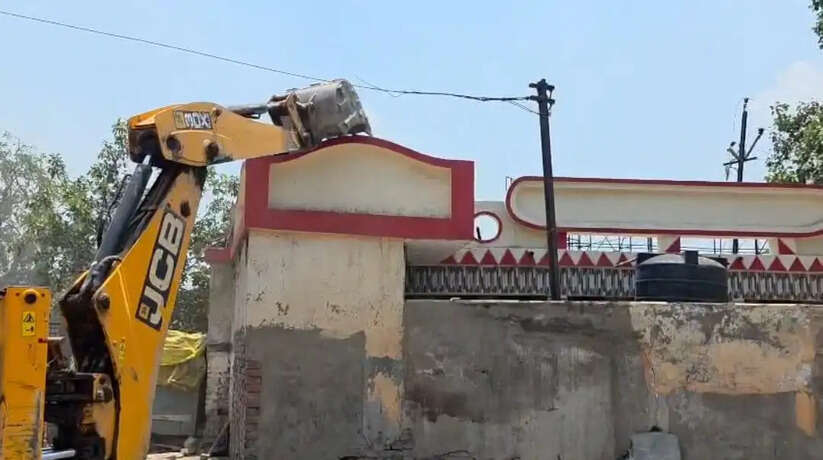 Chandauli News: मुगलसराय में अतिक्रमण पर चला बुलडोजर, सबसे पहले सपा कार्यालय ध्वस्त