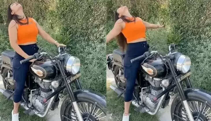Girl On Bullet Fell Down: बुलेट पर बैठी अचानक Patli Kamariya पर करने लगी डांस, और फिर... Video Viral...