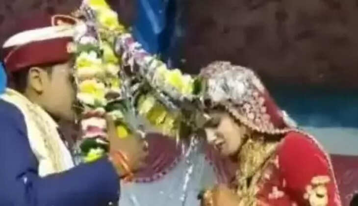Eloped Groom: दुल्हन को जयमाला पहनाने के बाद भाग गया दूल्हा,&nbsp;मामला जानकर आप भी रह जाएंगे दंग