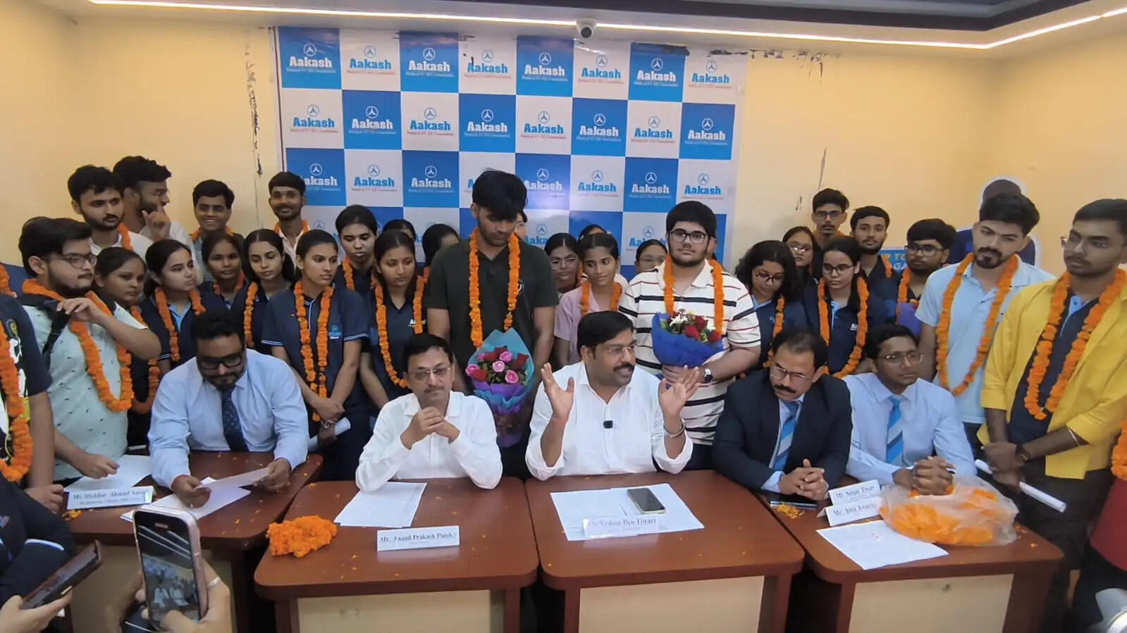 राष्ट्रीय स्तर पर भी आकाश एजुकेशनल सर्विसेज लिमिटेड का प्रदर्शन उल्लेखनीय रहा। संस्थान के चार छात्रों ने ऑल इंडिया टॉप-10, 17 छात्रों ने टॉप-50 तथा 41 छात्रों ने टॉप-100 में स्थान बनाया। संस्थान का कहना है कि यह सफलता मजबूत अकादमिक प्रणाली, वैज्ञानिक शिक्षण पद्धति, व्यापक अध्ययन सामग्री, नियमित मूल्यांकन और व्यक्तिगत मार्गदर्शन का परिणाम है।