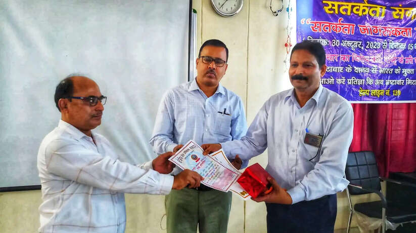 Varanasi News: वाराणसी पूर्वोत्तर रेलवे द्वारा गाजीपुर में सतर्कता जागरूकता अभियान का कार्यक्रम