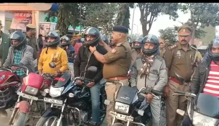 Ayodhya News: सर्विस स्टेशन के संचालक के सौजन्य से क्षेत्राधिकारी के नेतृत्व में किया गया हेलमेट वितरण