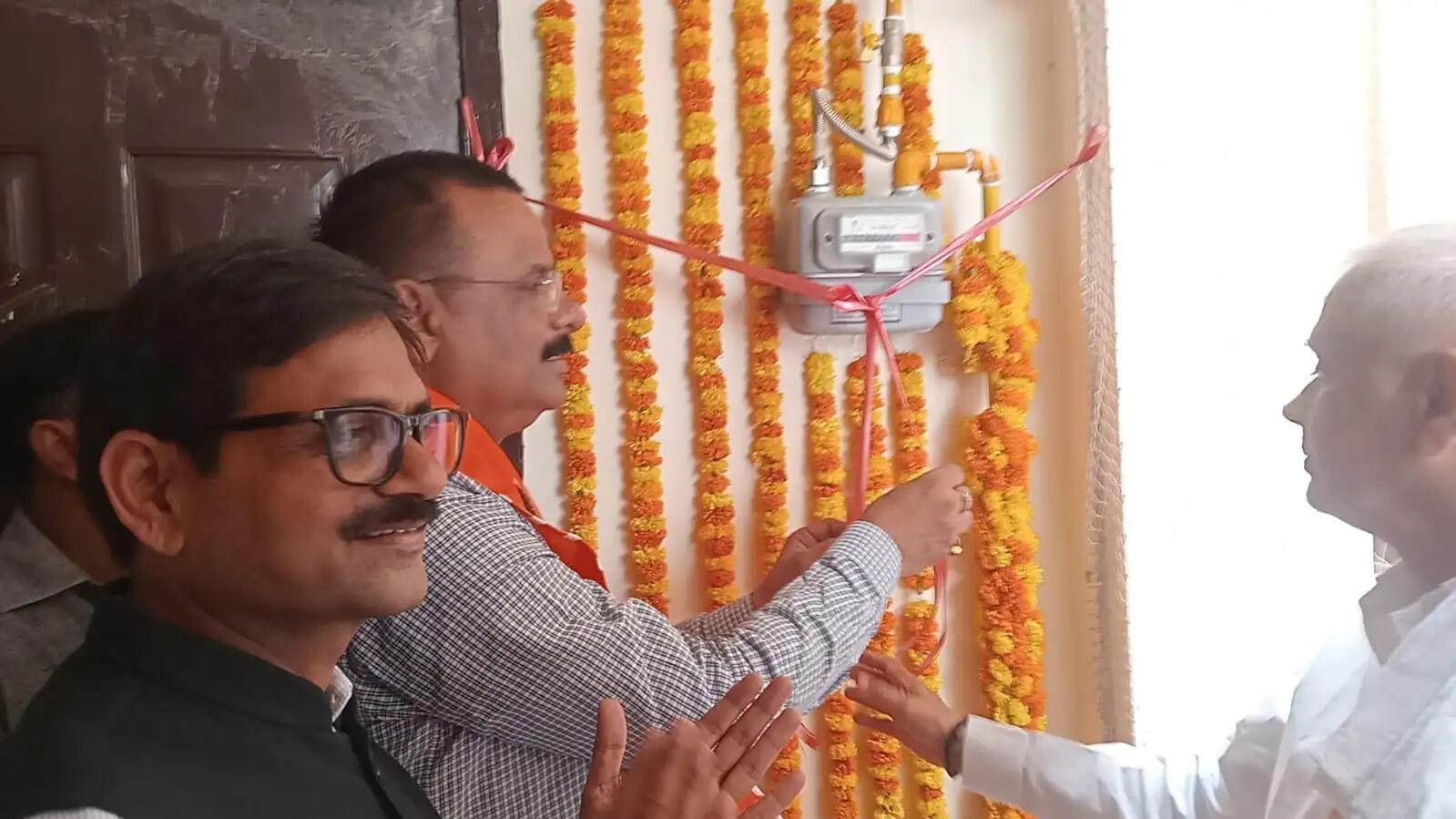 अपने संबोधन में GAIL वाराणसी के महाप्रबंधक सुशील कुमार ने कहा कि कंपनी तेजी से घर-घर पीएनजी कनेक्शन पहुंचाने के लिए कार्य कर रही है। उन्होंने बताया कि घरेलू उपभोक्ताओं के साथ-साथ बड़ी संख्या में वाणिज्यिक प्रतिष्ठानों को भी पीएनजी नेटवर्क से जोड़ा जा रहा है, जिससे लोगों को एलपीजी सिलेंडर की झंझट से राहत मिल रही है।