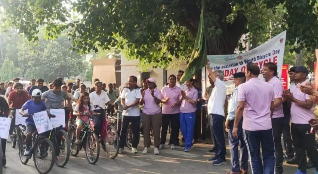 उन्होंने विभिन्न स्लोगन और संदेशों का अवलोकन किया और इनके माध्यम से अधिक से अधिक लोगों को साइकिल चलाने के लिए प्रोत्साहित करने का आह्वान किया। साइकिल रैली आईआईटी चौराहे से होते हुए कंप्यूटर सेंटर के पास और एम्फिथिएटर के मुख्य द्वार पर समाप्त हुई।