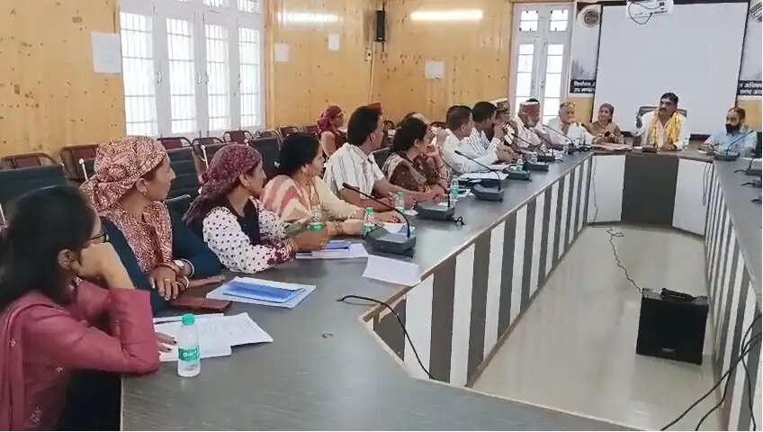 उन्होंने स्पष्ट कहा कि भविष्य में यदि सभी विभागों के जिम्मेदार अधिकारी बैठक में मौजूद नहीं होंगे तो बैठक आयोजित करने का कोई औचित्य नहीं रहेगा। जनप्रतिनिधियों द्वारा उठाए गए मुद्दों का समाधान तभी संभव है, जब संबंधित अधिकारी मौके पर उपस्थित रहकर जवाब दें और आवश्यक निर्णय लें।