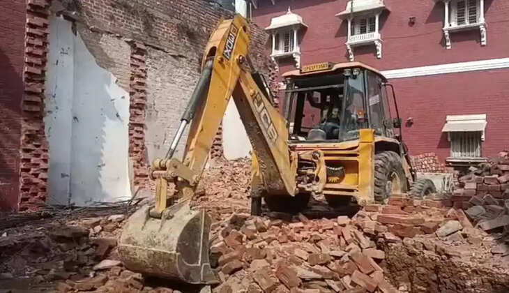 Varanasi News: दालमंडी में फिर गरजा बुलडोजर! 12 भवन जमींदोज, सड़क चौड़ीकरण के लिए हटाया गया 100 ट्रॉली मलबा