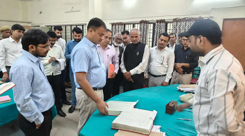 मंडलायुक्त एस राजलिंगम ने कलेक्ट्रेट का किया औचक निरीक्षण