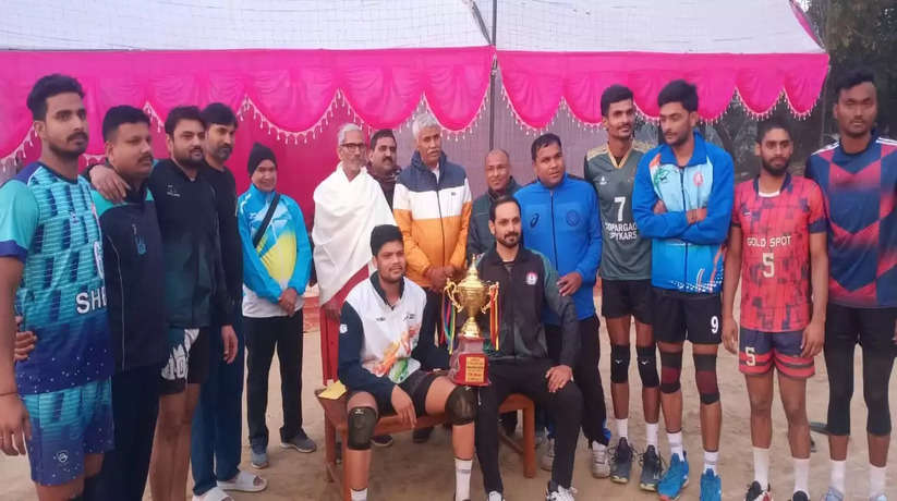 Ayodhya News: पी सी डी ए पेंशन प्रयागराज ने जीता पं हरिनाथ तिवारी स्मारक वॉलीबाल टूर्नामेंट