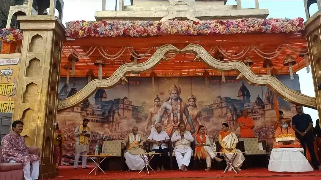 Varanasi News: दशाश्वमेध घाट पर सामूहिक हनुमान चालीसा का ऐतिहासिक आयोजन