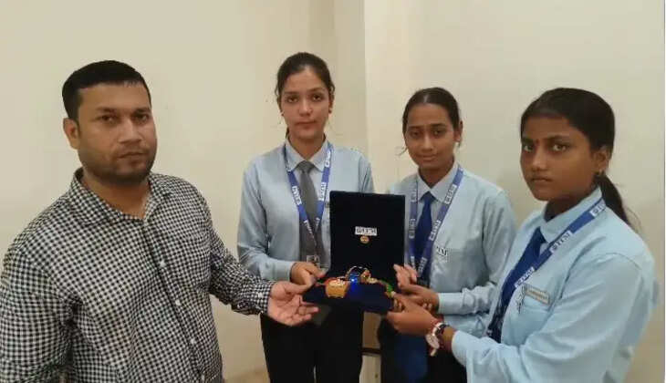 गोरखपुर आईटीएम गीडा की छात्रा मुस्कान सिंह, अंशिका पासवान और रुचि त्रिपाठी ने जवानों की सुरक्षा के लिए एआई सोलर सेफ्टी राखी का प्रोटोटाइप तैयार किया। प्रोजेक्ट में सोलर चार्जिंग और कम्युनिकेशन फीचर्स शामिल हैं।