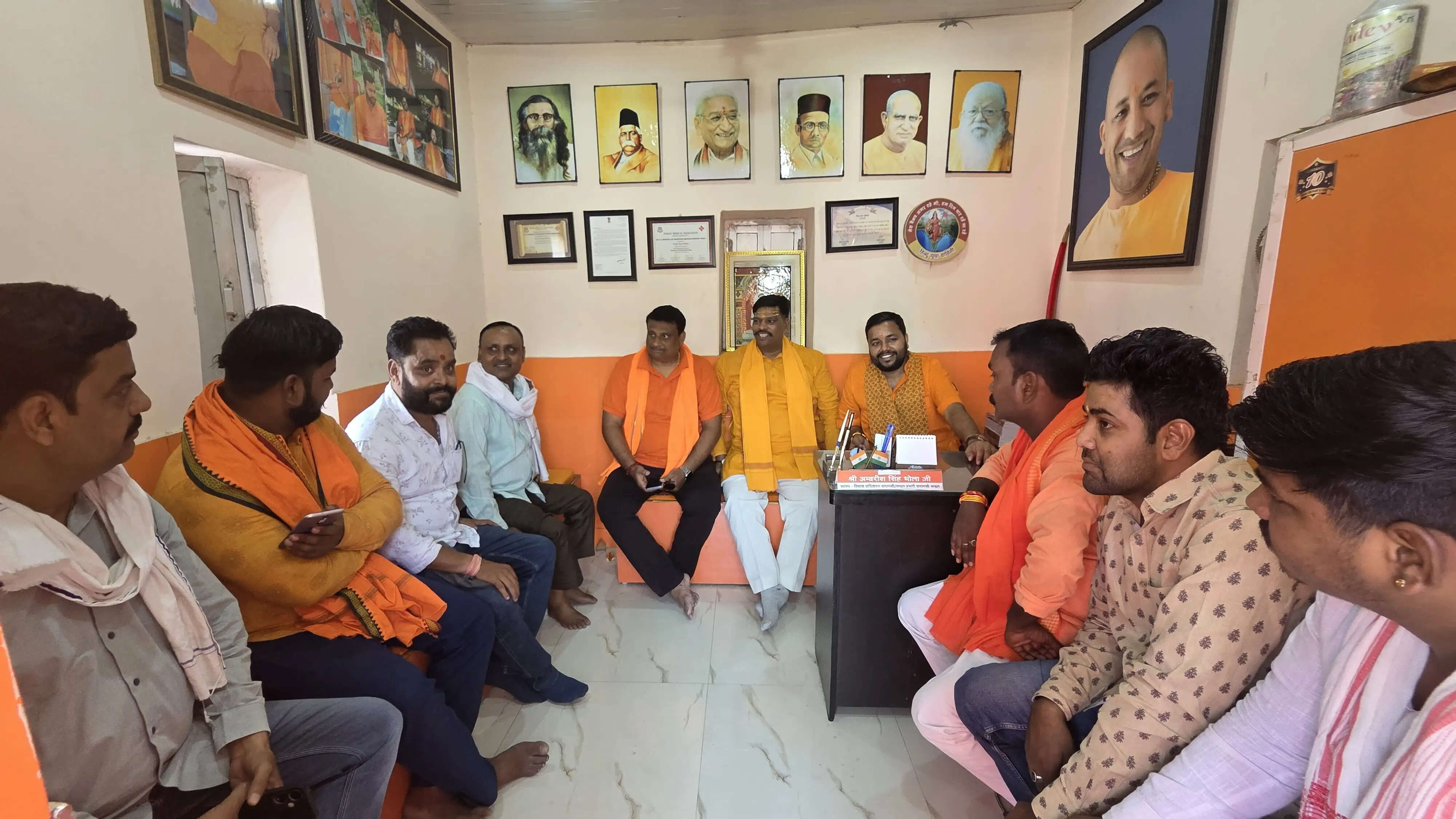 योगी आदित्यनाथ के पदचिन्हों पर चल रहे अम्बरीष सिंह भोला, जनसुनवाई कर सुनीं लोगों की समस्याएं