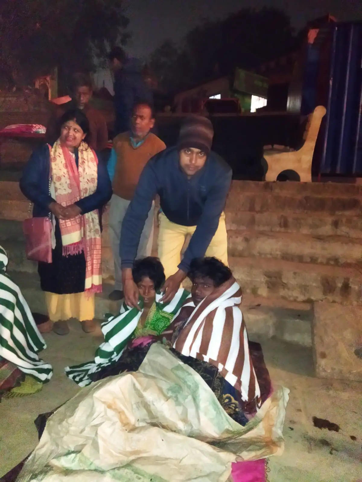 वाराणसी में भाजपा कार्यकर्ताओं ने गरीबों में बांटा कंबल 