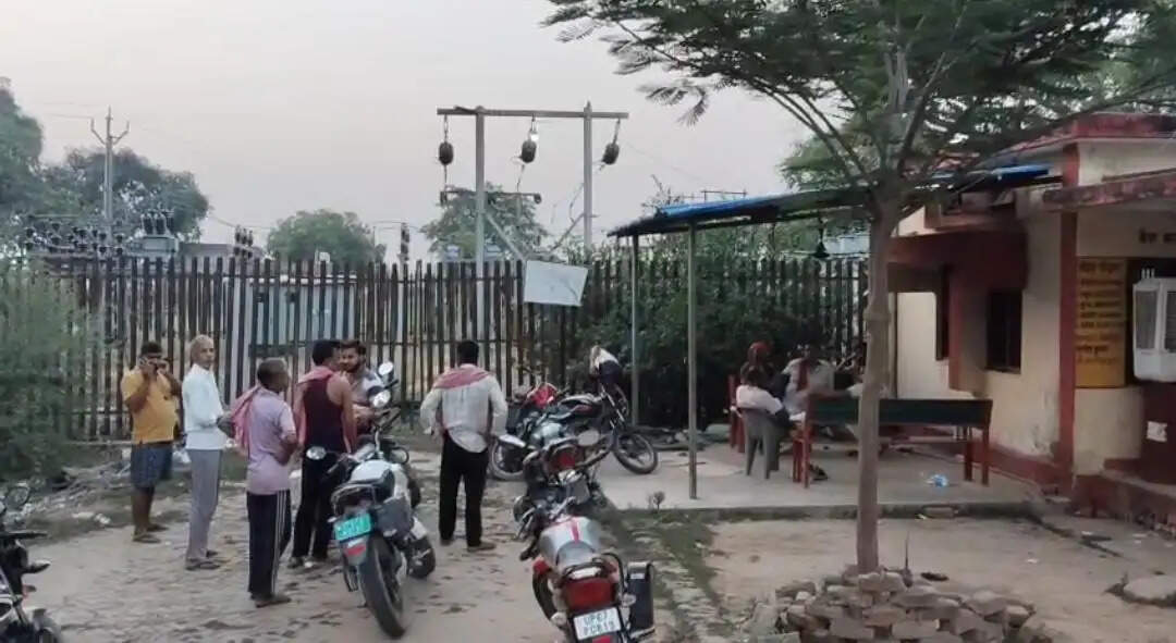 Chandauli News: भीषण गर्मी में बिजली कटौती से फूटा ग्रामीणों का गुस्सा, अनिश्चितकालीन धरना शुरू