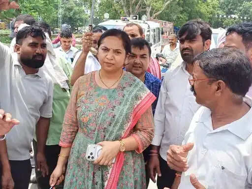 एसडीएम ने बताया कि प्रस्तावित ROB के निर्माण के लिए सड़क के दोनों ओर स्थित कुछ मकानों और जमीन का अधिग्रहण किया जाना है। अधिग्रहण के बाद प्रभावित भवनों को हटाया जाएगा। प्रशासन का कहना है कि प्रभावित परिवारों के हितों को ध्यान में रखते हुए नियमानुसार मुआवजा दिया जाएगा।