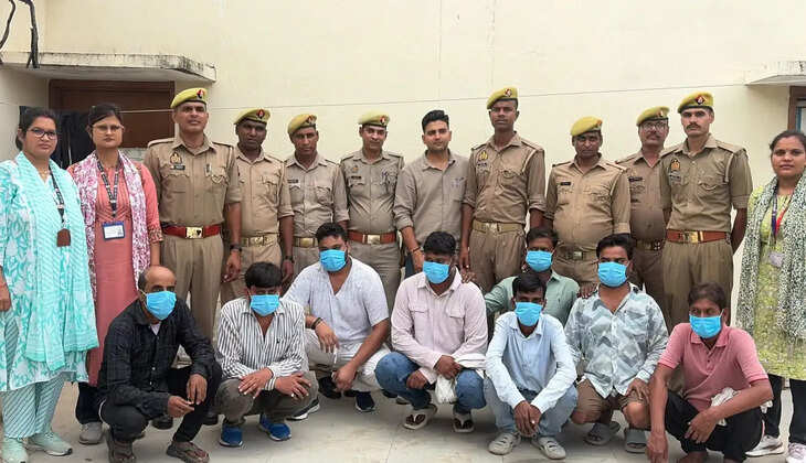 कैंट थाने के पास चल रहा था ऑनलाइन सट्टे का अड्डा, 'भाग्य लक्ष्मी' ऐप से जुआ खिलाने वाले 8 गिरफ्तार  वाराणसी। वाराणसी में साइबर क्राइम थाना पुलिस ने ऑनलाइन सट्टेबाजी के एक बड़े नेटवर्क का खुलासा करते हुए आठ आरोपियों को गिरफ्तार किया है। हैरानी की बात यह है कि यह पूरा खेल कैंट थाने से महज 100 मीटर दूर सद्भावना पार्क के पीछे संचालित किया जा रहा था। पुलिस ने मौके से नकदी, मोबाइल फोन और ऑनलाइन सट्टेबाजी से जुड़े कई डिजिटल साक्ष्य बरामद किए हैं।  पुलिस लाइन सभागार में आयोजित प्रेस वार्ता के दौरान एसीपी साइबर क्राइम विनय द्विवेदी ने बताया कि गिरफ्तार आरोपियों में पवन अग्रहरि, अंशुमान चंद्र, दीपक कुमार गुप्ता, मोहम्मद खुर्शीद, ललित मोहन उर्फ सोनू, विकास कुमार गुप्ता उर्फ विक्की, सुनील कुमार और शिव कुमार साहनी शामिल हैं।  प्रारंभिक जांच में सामने आया कि आरोपी 'भाग्य लक्ष्मी' नामक ऑनलाइन प्लेटफॉर्म और वेबसाइट के माध्यम से सट्टेबाजी का नेटवर्क चला रहे थे। गिरोह लोगों को वेबसाइट का लिंक भेजकर सट्टा खेलने के लिए जोड़ता था और नकद व ऑनलाइन भुगतान लेकर अंक आधारित जुआ खिलाता था।  पुलिस के अनुसार गिरोह सट्टेबाजी के दौरान सबसे अधिक चुने गए नंबरों का विश्लेषण कर परिणामों में कथित हेरफेर करता था, जिससे खिलाड़ियों को आर्थिक नुकसान होता था और गिरोह को मोटा मुनाफा मिलता था। पूरे नेटवर्क के संचालन के लिए व्हाट्सएप ग्रुप और अन्य मैसेजिंग प्लेटफॉर्म का इस्तेमाल किया जा रहा था।  छापेमारी के दौरान पुलिस ने 68,275 रुपये नकद, 11 मोबाइल फोन, ऑनलाइन सट्टेबाजी से जुड़े दस्तावेज, हिसाब-किताब की पर्चियां और अन्य डिजिटल साक्ष्य बरामद किए। जब्त मोबाइल फोन की डिजिटल फोरेंसिक जांच कराई जा रही है, जिससे नेटवर्क के अन्य सदस्यों और वित्तीय लेन-देन की जानकारी जुटाई जा सके।  एसीपी विनय द्विवेदी ने बताया कि गिरोह के असली मास्टरमाइंड सहित अन्य सहयोगियों की पहचान की जा रही है। पुलिस वित्तीय लाभार्थियों और तकनीकी सहयोगियों के खिलाफ भी सख्त कानूनी कार्रवाई करेगी।  साइबर थाना प्रभारी उदयवीर सिंह ने आम लोगों से अपील की कि वे ऑनलाइन सट्टेबाजी, जुआ और जल्दी मुनाफा दिलाने का दावा करने वाले किसी भी डिजिटल प्लेटफॉर्म से दूर रहें और ऐसे मामलों की सूचना तत्काल पुलिस को दें।  नोट: यह समाचार पुलिस द्वारा जारी जानकारी और दर्ज मामले पर आधारित है। आरोपों की जांच जारी है। न्यायालय में दोष सिद्ध होने तक सभी आरोपी कानून की नजर में निर्दोष हैं।  SEO Keywords  वाराणसी ऑनलाइन जुआ, भाग्य लक्ष्मी ऐप, कैंट थाना वाराणसी, साइबर क्राइम वाराणसी, ऑनलाइन सट्टेबाजी, Varanasi Cyber Crime, Bhagya Laxmi App, Online Gambling Racket, Varanasi News, Cyber Police Raid  Meta Title  वाराणसी: कैंट थाने से 100 मीटर दूर ऑनलाइन जुआ गिरोह का भंडाफोड़, 'भाग्य लक्ष्मी' ऐप से सट्टा खिलाने वाले 8 गिरफ्तार  Meta Description  वाराणसी साइबर क्राइम पुलिस ने कैंट थाना क्षेत्र में 'भाग्य लक्ष्मी' ऐप और वेबसाइट के जरिए ऑनलाइन सट्टेबाजी चलाने वाले गिरोह का खुलासा किया। आठ आरोपी गिरफ्तार हुए हैं। पुलिस ने 68,275 रुपये नकद, 11 मोबाइल और कई डिजिटल साक्ष्य बरामद किए।