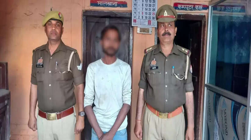 Varanasi News: महिलाओं से अश्लील हरकत करते हुए अभियुक्त अर्जुन गौतम थाना लोहता पुलिस द्वारा गिरफ्तार
