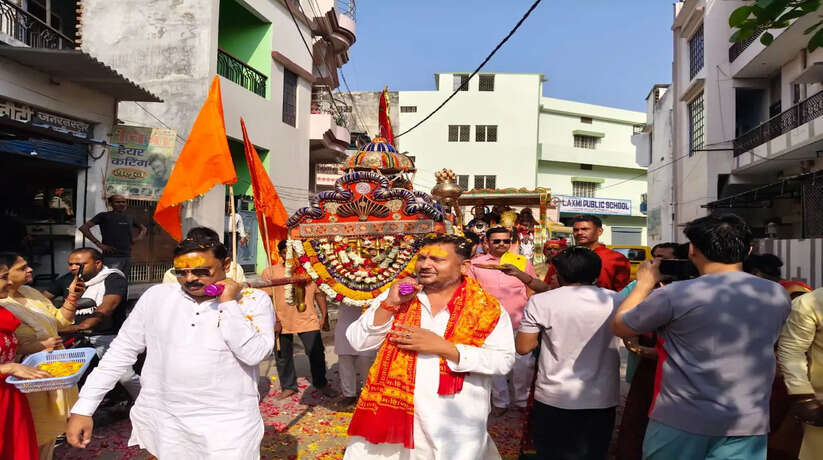 मुगलसराय में सैकड़ों श्रद्धालुओं ने निकाली भव्य शोभायात्रा, अखंड रामायण का पाठ शुरू