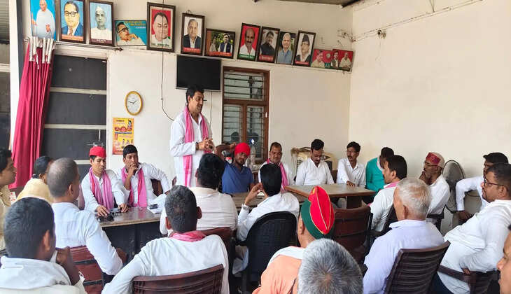 गोरखपुर के सहजनवां में समाजवादी पार्टी कैंप कार्यालय पर आयोजित बैठक में संगठन विस्तार, बूथ मजबूती और आगामी राजनीतिक रणनीति पर मंथन हुआ। पूर्व विधायक यशपाल सिंह रावत ने कार्यकर्ताओं को जनता के बीच सक्रिय रहने का आह्वान किया।