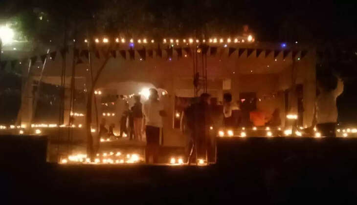 यूपी के बरठी कमरौर गांव में स्थित वर्षों &nbsp;प्राचीन महावीर मंदिर पर धूमधाम से मनाया गया देव दीपावली का पर्व