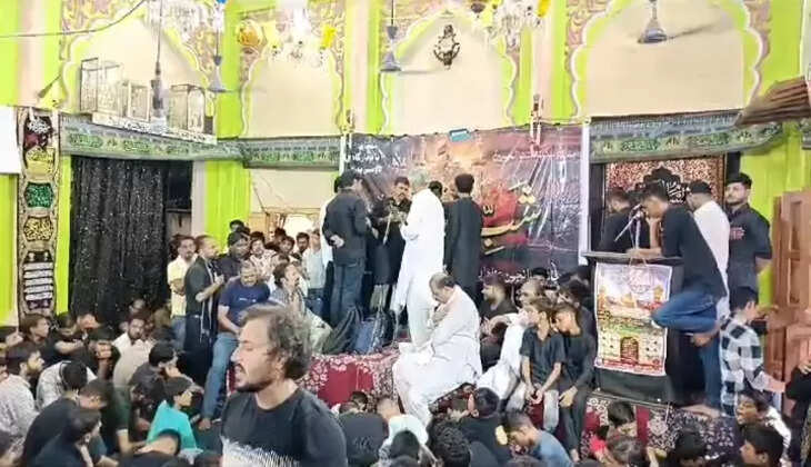 वाराणसी में इमाम हुसैन व जनाबे सकीना की याद में इमामबाड़े में हुई शबबेदारी