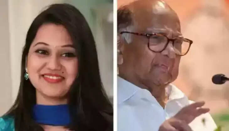 ठाणे, 15 मई (भाषा) महाराष्ट्र की एक अदालत ने राष्ट्रवादी कांग्रेस पार्टी के अध्यक्ष शरद पवार के बारे में सोशल मीडिया पर कथित रूप से आपत्तिजनक पोस्ट साझा करने के मामले में रविवार को मराठी अभिनेत्री केतकी चिताले को 18 मई तक के लिए पुलिस हिरासत में भेज दिया। एक अधिकारी ने यह जानकारी दी।  उन्होंने कहा कि फिल्म और टेलीविजन अभिनेत्री 29 वर्षीय चिताले ने कथित तौर पर अपने फेसबुक पेज पर एक पोस्ट साझा की थी जिसके लिए ठाणे पुलिस ने उन्हें शनिवार को गिरफ्तार किया। पुलिस के एक वरिष्ठ अधिकारी ने कहा कि अभिनेत्री को रविवार को एक अवकाशकालीन अदालत के सामने पेश किया गया जिसने उन्हें 18 मई तक के लिए पुलिस हिरासत में भेज दिया।  पवार के बारे में आपत्तिजनक पोस्ट साझा करने पर चिताले और फार्मेसी के 23 वर्षीय छात्र निखिल भामरे को शनिवार को गिरफ्तार किया गया था।