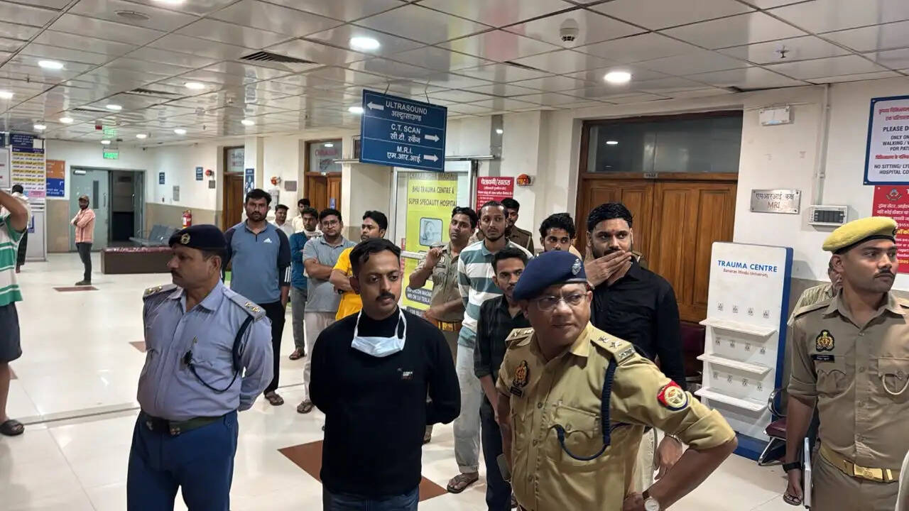 Varanasi News, Varanasi Breaking News, Varanasi Police, Constable Amit Shukla, Amit Shukla News, Lanka Police, Naria Tiraha, BHU Trauma Centre, CP Mohit Agarwal, UP Police News, Varanasi Crime News, Banaras News, Uttar Pradesh News, Live Bharat News