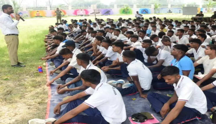&nbsp;गोरखपुर के सहजनवा में आयोजित CATC-157 एनसीसी शिविर में कैडेट्स को यातायात सुरक्षा और साइबर सिक्योरिटी का विशेष प्रशिक्षण दिया गया। विशेषज्ञों ने ऑनलाइन ठगी और सड़क सुरक्षा को लेकर जागरूक किया।