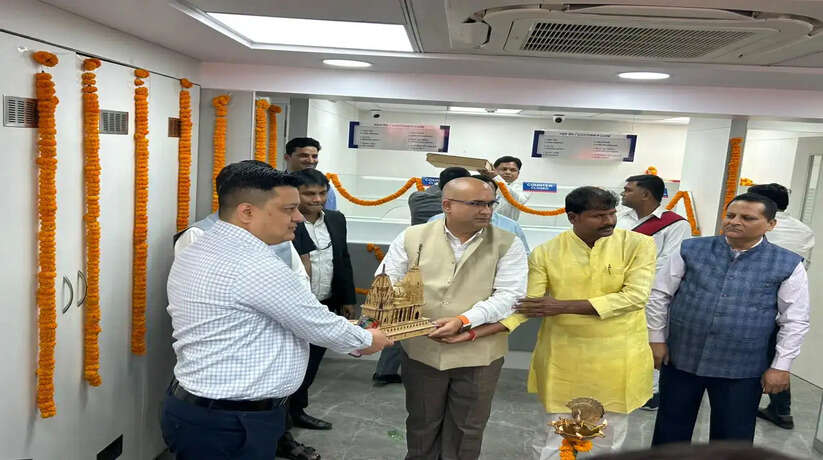 Varanasi News: मंडलायुक्त ने चहनियां में एचडीएफसी बैंक की नयी शाखा का किया उद्घाटन