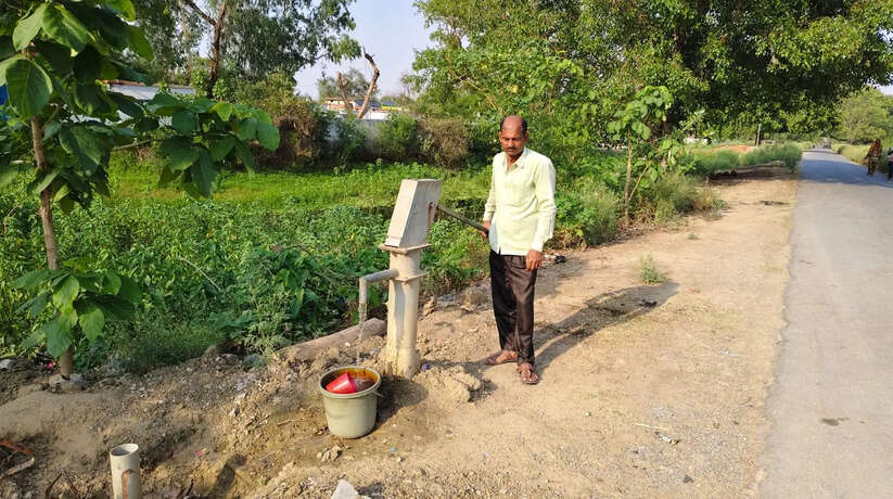 Chandauli News: बरहनी गांव में गंदा पानी उगल रहा सरकारी हैंडपम्प, ग्रामीणों में बीमारी का डर