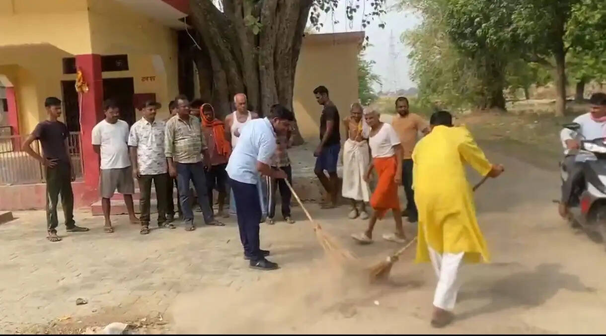 भाजपा नेता पवन चौबे के नेतृत्व में पर्वतपुर ग्राम सभा स्थित ब्रह्म बाबा मंदिर परिसर में स्वच्छता अभियान चलाया गया। कार्यकर्ताओं ने मंदिर परिसर की साफ-सफाई कर स्वच्छता का संदेश दिया। इसके साथ ही ग्राम सभा सोनबरसा स्थित केदारेश्वर महादेव मंदिर में दीपोत्सव और भजन-कीर्तन कार्यक्रम का आयोजन किया गया, जिसमें बड़ी संख्या में स्थानीय लोगों ने भाग लिया।