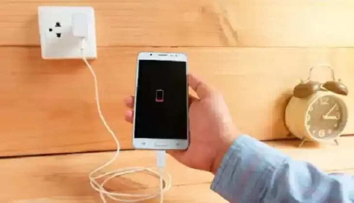 कई बार लोग मोबाइल का असली चार्जर खराब होने के बाद सस्ते चार्जर खरीद लेते हैं. लेकिन ये सस्ते और टिकाऊ चार्जर कई बार आपके लिए खतरनाक हो सकते हैं। साथ ही यह आपके मोबाइल को भी नुकसान पहुंचा सकता है। ऐसे में हमेशा असली चार्जर ही खरीदें। स्थानीय कंपनी या अन्य कंपनी से चार्जर न खरीदें। साथ ही, अपने फोन को किसी अन्य चार्जर से चार्ज न करें, क्योंकि फोन को दूसरे फोन के चार्जर से चार्ज करने से कभी-कभी बैटरी खराब होने का खतरा बढ़ सकता है। ज्यादातर लोग अपने फोन को दूसरे फोन के चार्जर से चार्ज करते हैं और ऐसा इसलिए होता है क्योंकि फोन उससे ज्यादा तेजी से चार्ज होता है। क्योंकि आपके फोन के लिए सबसे अच्छा चार्जर फोन के साथ ही आता है। या चार्जर फोन की पावर के साथ रहता है। कंपनियां अब फोन के साथ 15, 20 या 25 वॉट तक के चार्जर देती हैं। ऐसे में अगर 25w का चार्जर फोन को 15w सपोर्ट के साथ जल्दी चार्ज करने के लिए ऐसा करता है, तो ऐसा नहीं होगा। ऐसा इसलिए है क्योंकि कंपनी ने फोन को 15W तक की चार्जिंग को सपोर्ट करने के लिए डिजाइन किया है।