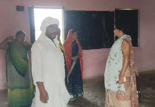 घटना की जानकारी मिलते ही विद्यालय प्रशासन ने पुलिस को सूचना दी। सूचना पर बलुआ थाना पुलिस मौके पर पहुंची और घटनास्थल का निरीक्षण कर साक्ष्य जुटाए। पुलिस आसपास के लोगों से पूछताछ कर रही है और चोरों की तलाश में जुट गई है।