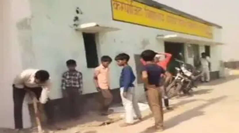 यूपी के चंदौली में स्कूल मरम्मत के दौरान बच्चों से ईंट-बालू ढुलवाने का वीडियो वायरल, अभिभावकों में आक्रोश, प्रशासन की कार्यशैली पर उठे सवाल।