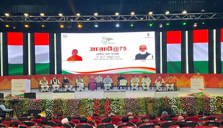 आज उत्तर प्रदेश की राजधानी लखनऊ में देश की आजादी के 75वें वर्ष का 'अमृत महोत्सव' मनाया जा रहा है। इस कार्यक्रम में शामिल होने आए प्रधानमंत्री मोदी ने एक होमवर्क दिया। कहा, अयोध्या में इस बार दिवाली पर साढ़े सात लाख दिये जलाए जाएंगे। जिन 9 लाख परिवारों को अपने घर मिले हैं, वे अपने-अपने घर के बाहर सिर्फ दो दिये जलाकर रोशन कुछ महानुभाव हमारे विरोध में ही उर्जा खपाते हैं। वे सुन लें कि हमनें तीन करोड़ परिवारों को लखपति बना दिया है। यह वे परिवार हैं, जिनके घर बन चुके हैं। मोदी ने आवास योजना के लाभार्थियों को एक होमवर्क भी दिया। कहा, अयोध्या में इस बार दिवाली पर साढ़े सात लाख दिये जलाए जाएंगे।   प्रधानमंत्री नरेंद्र मोदी आज लखनऊ में हैं। यहां पीएम मोदी ने 4737 करोड़ की 75 परियोजनाओं का उद्घाटन और आधारशिला रखी। इससे पहले पीएम मोदी ने आवास योजना (शहरी) के तहत 75 हजार लाभार्थियों को उनके घरों की चाभी सौंपी। इससे पहले लखनऊ पहुंचकर पीएम मोदी सबसे पहले अर्बन कॉन्क्लेव में हिस्सा लेने पहुंचे।वहां उन्होंने तीन दिवसीय कॉन्क्लेव की शुरुआत की। पीएम मोदी के साथ वहां राज्यपाल आनंदीबेन पटेल, मुख्यमंत्री योगी आदित्यनाथ और रक्षा मंत्री राजनाथ सिंह भी मौजूद रहे।  इसके अलावा पीएम मोदी लखनऊ, कानपुर, वाराणसी, प्रयागराज, गोरखपुर, झांसी और गाजियाबाद सहित सात शहरों के लिए FAME-II के तहत 75 बसों को भी हरी झंडी दिखाएंगे। प्रधानमंत्री आवास और शहरी मामलों के मंत्रालय के विभिन्न प्रमुख मिशनों के तहत कार्यान्वित 75 परियोजनाओं को शामिल करते हुए एक कॉफी टेबल बुक का भी विमोचन करेंगे। वह एक्सपो में लगाई जा रही तीन प्रदर्शनियों का भी अवलोकन करेंगे। प्रधानमंत्री बाबासाहेब भीमराव अंबेडकर यूनिवर्सिटी (बीबीएयू), लखनऊ में अटल बिहारी वाजपेयी पीठ की स्थापना की भी घोषणा करेंगे।  मिली जानकारी के अनुसार इस अवसर पर रक्षा मंत्री राजनाथ सिंह, केंद्रीय आवास और शहरी मामलों के मंत्री हरदीप सिंह पुरी, उत्तर प्रदेश की राज्यपाल आनंदीबेन पटेल और उत्तर प्रदेश के मुख्यमंत्री योगी आदित्यनाथ मौजूद रहेंगे।रिलीज में कहा गया है कि सम्मेलन-सह-एक्सपो का आयोजन आवास और शहरी मामलों के मंत्रालय  द्वारा 5 से 7 अक्टूबर तक &lsquo;आजादी का अमृत महोत्सव&rsquo; के हिस्से के रूप में किया जा रहा है।  प्रदर्शनी के थीम स्वच्छ शहरी भारत, जल सुरक्षित शहर, सभी के लिए आवास, नई निर्माण तकनीक, स्मार्ट सिटी विकास, सतत गतिशीलता और आजीविका के अवसरों को बढ़ावा देने वाले शहर हैं। वहीं सम्मेलन-सह-एक्सपो 6 और 7 अक्टूबर यानी दो दिनों के लिए जनता के लिए खुला रहेगा।  क्या क्या कहा पीएम मोदी ने   मोदी बोले यूपी भगवान कृष्ण, भगवान राम की भूमि है।इसे समृद्ध बनाना हमारा संकल्प है। पिछली सरकारों पर हमला बोलते हुए पीएम ने कहा कि पहले यहां बिजली सियासत का टूल थी, पहले यहां सड़क सिफारिश पर बनती थी.- गुजरात में रहने के दौरान सुनने को मिलता था कि लखनऊ में कहते हैं 'पहले आप', अब तकनीक को भी हमें 'पहले आप' कहना होगा. तकनीक से घर तेजी से बनते हैं। तकनीक को अपनाना ही होगा। पहले डिजिटल लेनदेन का मजाक उड़ाया जाता था। लेकिन अब इसका खूब इस्तेमाल हो रहा है।- यूपी आया हूं तो कुछ होमवर्क देने का मन करता है। इस बार दिवाली पर अयोध्या में कहते हैं कि 7.5 लाख दीये का कार्यक्रम है। मैं यूपी को कहता हूं कि रोशनी के लिए स्पार्धा में मैदान में आएं। देखें कि अयोध्या में ज्यादा दीये जलते हैं या फिर 9 लाख लाभार्थी मिलकर 18 लाख दीये जला सकते हैं। इससे भगवान राम को खुशी होगी।  - मोदी बोले कि इस देश में लगभग 25-30 करोड़ परिवार हैं।पीएम आवास योजना के तहत 3 करोड़ परिवार लखपति बन गए हैं। इसका अंदाज पक्के घरों की कीमत लगाकर किया जा सकता है।  मोदी बोले कि पिछली सरकारों में यूपी में आवास योजना - शहरी का काम ठीक से नहीं होता था। तब 18 हजार घरों की मंजूरी के बावजूद 18 घर भी नहीं बने थे। वहीं सीएम योगी की सरकार में आवास योजना - शहरी में 9 लाख घर बनाकर दिए गए हैं। वहीं 14 लाख घर निर्माण के अलग-अलग चरणों में हैं।- 'पहले के सरकारी आवास मिलने में लंबा वक्त लगता था। जो मिलते थे वे साइज में छोटे होतेथे, मैटेरियल खराब की शिकायत मिलती थी। 2014 के बाद स्थिति बदलनी शुरू हुई।' मोदी बोले कि पुरानी सरकार ने 13 लाख आवास मंजूर किए, 8 लाख ही बनाए गए थे। 2014 के बाद बीजेपी सरकार ने पीएम आवास के तहत 1 करोड़ 13 लाख मकान बनाने की मंजूरी दी। इनमें से 50 लाख घर लोगों को सौंपे भी जा चुके हैं। ईंट-पत्थर से इमारत बन सकती है, उसे घर नहीं कह सकते।   पिछली सरकारों में इस बात पर नियम नहीं था कि मकानों का साइज क्या होगा. हमारी सरकार ने इसपर स्पष्ट नीति बनाई। अब 22 स्कॉयर फीट से छोटा कोई घर नहीं बनता मकान का पैसा सीधा लाभार्थी के खाते में जाता है। पीएम आवास योजना- शहरी के तहत केंद्र सरकार ने करीब 1 लाख करोड़ रुपये बैंक खाते में भेजे हैं।- अपने संबोधन में पीएम मोदी ने लखनऊ की तारीफ की। मोदी बोले कि 75 हजार परिवार जिनको उनके घरों की चाभी मिली है, वे अब अपने नए घर में सभी त्योहार मना पाएंगे। महिलाओं को छूट देने वाले निर्णय पर पीएम मोदी बोले कि किसी भी परिवार को देखेंगे कि ज्यादातर जगह मकान, दुकान, खेत, गाड़ी, स्कूटर पति के नाम पर होता है। पति नहीं रहते तो बेटे के नाम पर. महिला के नाम कुछ नहीं होता है। इसलिए स्वस्थ्य समाज को बनाने के लिए संतुलन बनाना जरूरी है। इसलिए सरकार जो आवास देगी उसका मालिकाना हक महिला को दिया जाएगा ये फैसला लिया गया।  - इसके बाद पीएम मोदी ने उत्तर प्रदेश की 10 स्मार्ट सिटी की 75 सफल कहानियों की कॉफी टेबल बुक का डिजिटली विमोचन किया। आगे पीएम ने स्मार्ट सिटी मिशन और अमृत मिशन में 4,737 करोड़ रुपये की लागत की कुल 75 परियोजनाओं का डिजिटली लोकार्पण व शिलान्यास किया।- पीएम मोदी ने जनपद लखनऊ, कानपुर, गोरखपुर, झांसी, प्रयागराज, गाजियाबाद और वाराणसी के लिए 75 स्मार्ट इलेक्ट्रिक बसों का फ्लैग आफ किया।- पीएम मोदी ने लाभार्थी से बात करते हुए पूछा कि अब जब नया घर मिल गया है तो रिश्तेदारों का भी ज्यादा आना जाना होता होगा, खर्चा भी ज्यादा हो जाता होगा। इसपर लाभार्थी ने मुस्कुराकर जवाब दिया कि हां रिश्तेदार पहले के मुकाबले ज्यादा आते हैं। पीएम मोदी ने मजाकिया अंदाज में कहा कि खर्चा ज्यादा होने पर पीएम पर आरोप लग सकते हैं कि उन्होंने घर दे दिया इसलिए गरीब का खर्चा बढ़ गया।  दूसरी लाभार्थी से पीएम मोदी ने पूछा कि सरकारी योजना उज्जवला के तहत उनको गैस मिली है, तो वह अब गैस चूल्हे पर क्या पकाती हैं। इसपर लाभार्थी ने कहा कि वह आलू बनाती हैं। पीएम ने फिर पूछा कि उनके बच्चे तो बड़े हैं। क्या सिर्फ रोज आलू ही बनता है? पीएम ने आगे मजाक में कहा, 'बता दीजिए मैं नहीं खाने नहीं आऊंगा।' इसपर लाभार्थी ने मुस्कुराकर कहा कि पीएम आप घर जरूर आइयेगा अच्छा लगेगा।- कार्यक्रम में पीएम मोदी ने 75 हजार बेघरों को घरों की चाभी सौंपी। ये सभी लोग यूपी के जिलों के हैं। ये सभी प्रधानमंत्री आवास योजना के लाभार्थी हैं। पीएम मोदी ने वहां घर पाने वाले कुछ लाभार्थियों से बात भी की। एक लाभार्थी से बात करते हुए पीएम मोदी ने इस बात की खुशी जाहिर की कि उनकी यह दिवाली नए और अपने घर में मनेगी।  अर्बन कॉन्क्लेव में सीएम योगी ने कहा कि यूपी ने पिछले कुछ सालों में कई उपलब्धियां हासिल की हैं।सीएम योगी ने यह भी बताया कि यूपी में कोरोना वैक्सीन की 11 करोड़ खुराक लगाई जा चुकी हैं। सीएम योगी ने बताया कि 2017 के पहले उत्तर प्रदेश में कुल 654 नगर निकाय थे, आज इनकी संख्या बढ़कर 734 हुई है। हम इन 734 नगर निकायों के माध्यम से प्रदेश की एक बड़ी आबादी को बुनियादी सुविधाएं उपलब्ध कराने का कार्य कर रहे हैं।  - हरदीप सिंह पुरी के बाद रक्षा मंत्री राजनाथ सिंह ने कार्यक्रम को संबोधित किया। वह बोले कि केंद्र में प्रधानमंत्री मोदी के नेतृत्व में सरकार आने के साथ ही देश के शहरी विकास की गति लगातार आगे बढ़ती जा रही है।आज से शुरू हो रहे कॉन्क्लेव में हमारे सामने शहरी विकास के नए-नए आयाम आएंगे और पूरे देश में ट्रांसफॉर्मेशन में अपना योगदान देंगे। - अर्बन कॉन्क्लेव कार्यक्रम में केंद्रीय आवास एवं शहरी कार्य मंत्री हरदीप सिंह पुरी ने कहा कि 1947 में आजादी के वक्त हमारे शहरों की आबादी लगभग 6 करोड़ थी, 2030 में ये आबादी 60 करोड़ होने जा रही है।मुझे विश्वास है कि 2030 तक 10 ट्रिलियन डॉलर की अर्थव्यवस्था बनने के लिए हमारी केंद्रीय योजनाएं महत्वपूर्ण भूमिका निभाएंगी।  क्या है पीएम मोदी का कार्यक्रम  मोदी जनपद लखनऊ, कानपुर, गोरखपुर, झांसी, प्रयागराज, गाजियाबाद और वाराणसी के लिए 75 स्मार्ट इलेक्ट्रिक बसों का फ्लैग आफ भी करेंगे। इसके अलावा प्रधानमंत्री सभी जिलों में प्रधानमंत्री आवास योजना के अंतर्गत चयनित 75 हजार लाभार्थियों को चाभी वितरण कर उनसे संवाद भी करेंगे।  प्रधानमंत्री स्मार्ट सिटी मिशन के अन्तर्गत आगरा, अलीगढ़, बरेली, झांसी, कानपुर, लखनऊ, प्रयागराज, सहारनपुर, मुरादाबाद एवं अयोध्या में इंटीग्रेटेड कमाण्ड एण्ड कन्ट्रोल सेन्टर, इंटेलिजेंट ट्रैफिक मैनेजमेन्ट सिस्टम एवं नगरीय इन्फ्रास्ट्रक्चर और अमृत मिशन के अंतर्गत प्रदेश के विभिन्न शहरों में उत्तर प्रदेश जल निगम द्वारा निर्मित पेयजल एवं सीवरेज की कुल 4,737 करोड़ रुपये की 75 विकास परियोजनाओं का लोकर्पण/शिलान्यास भी करेंगे।