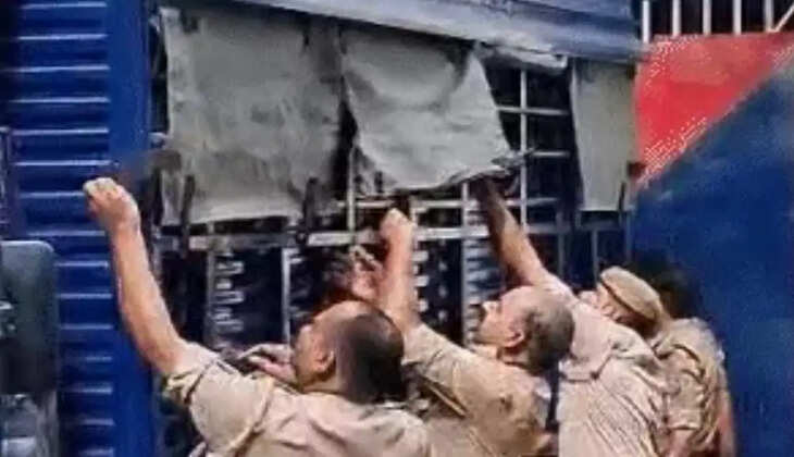 अतीक के बेटे अबान के जनाजे में उमड़ी भारी भीड़, बैरिकेडिंग टूटी; उमर के पहुंचते ही मची अफरा-तफरी