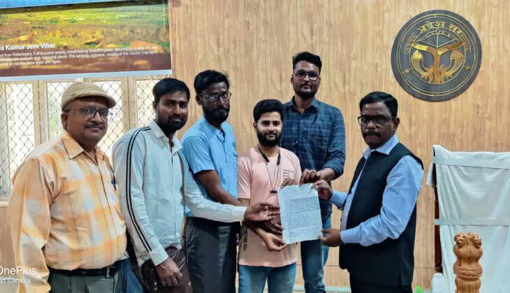 Mirzapur news: Memorandum submitted by journalists to the Divisional Commissioner regarding the construction of Journalist Bhawan