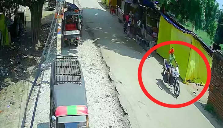 Varanasi News: वाराणसी मार्कण्डेय महादेव धाम  से चोरी हुई बाइक, घटना सीसीटीवी कैमरे में कैद