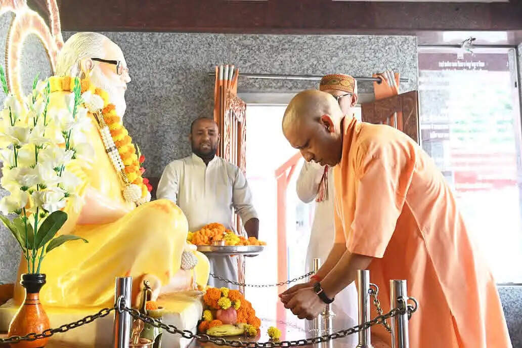 अष्टमी पर सीएम योगी ने गुरु गोरखनाथ और महंत अवेद्यनाथ का किया दर्शन-पूजन