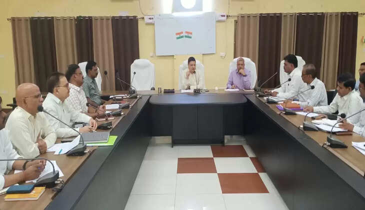 चन्दौली जिलाधिकारी ने गेंहू खरीद को लेकर कलेक्ट्रेट सभागार में की बैठक