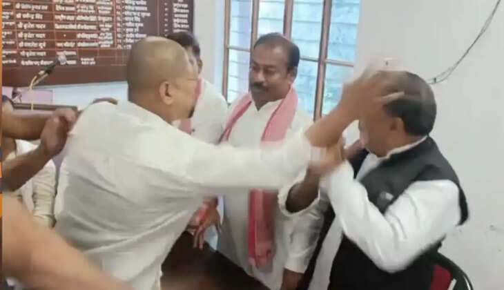 गोरखपुर में सपा का बड़ा संगठनात्मक फैसला, जिला-महानगर समेत सभी फ्रंटल संगठनों की कार्यकारिणी भंग