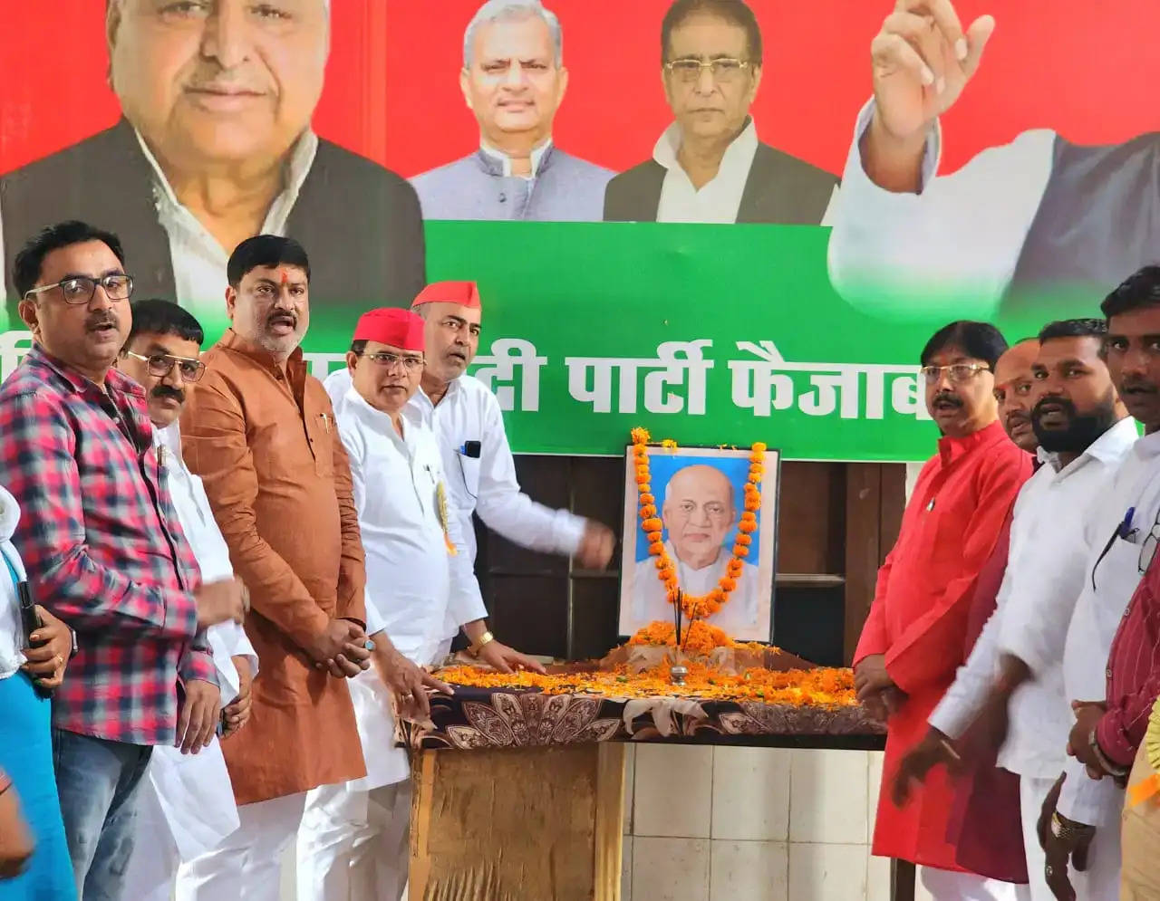 Ayodhya News: अयोध्या में समाजवादी पार्टी कार्यालय पर मनाई गयी सरदार वल्लभ भाई पटेल की जयंती