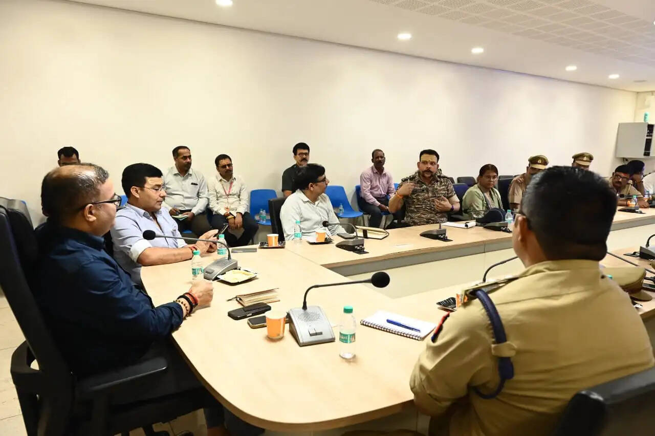 मुख्य कार्यपालक अधिकारी सत्यम मिश्र ने संबंधित अधिकारियों को निर्देश दिया कि संभावित भीड़ को ध्यान में रखते हुए श्रद्धालुओं की मूलभूत सुविधाओं को प्राथमिकता दी जाए। प्रवेश और निकास मार्गों पर पर्याप्त प्रबंधन, सुरक्षित आवागमन तथा दर्शनार्थियों की सुविधा के लिए सभी जरूरी इंतजाम समय से पूरे किए जाएं। उन्होंने संबंधित विभागों और कार्यदायी एजेंसियों को आपसी समन्वय के साथ सतर्कता एवं जिम्मेदारी से काम करने के निर्देश दिए।