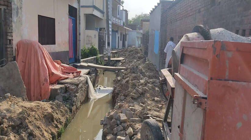 Gorakhpur News: गोरखपुर के सहजनवा ठेकेदार की मनमानी से वार्डवासी परेशान