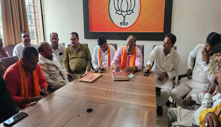 वाराणसी भाजपा जिला कार्यालय में&nbsp;एमएलसी/भाजपा जिलाध्यक्ष हंशराज विश्वकर्मा ने पदाधिकारियों संग की बैठक